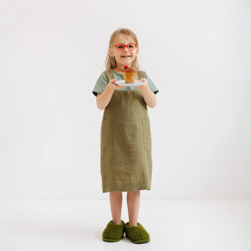 Leinen Kinder Pinafore-Schürze in Olive Grün von Linen Tales Größe 64 cm breit+ 39 cm lang