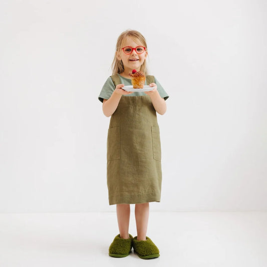 Leinen Kinder Pinafore-Schürze in Olive Grün von Linen Tales Größe 64 cm breit+ 39 cm lang