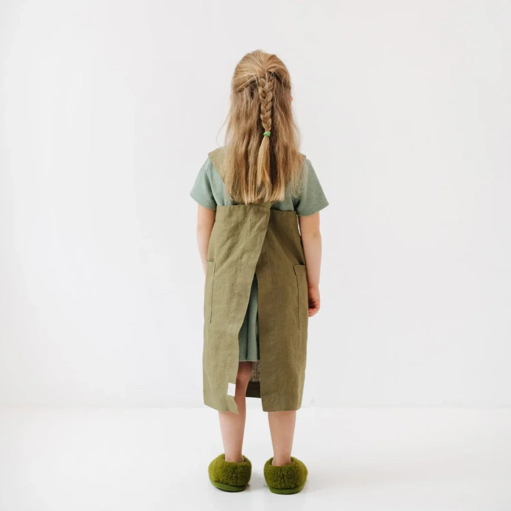 Leinen Kinder Pinafore-Schürze in Olive Grün von Linen Tales Größe 64 cm breit+ 39 cm lang