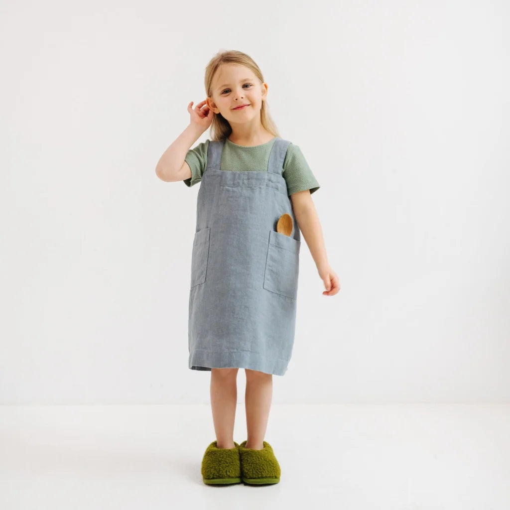 Leinen Kinder Pinafore-Schürze in Taubenblau Blau von Linen Tales Größe 72 cm breit+ 50 cm lang