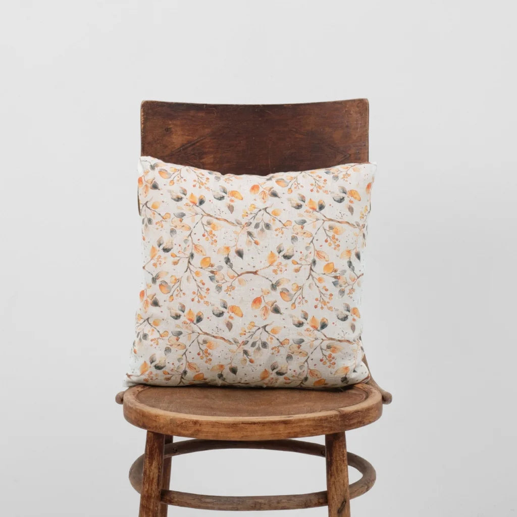 Leinen Kissenhülle Blätter in Weiß+Orange+Grau Muster Blätter von Linen Tales Größe 40x80 cm