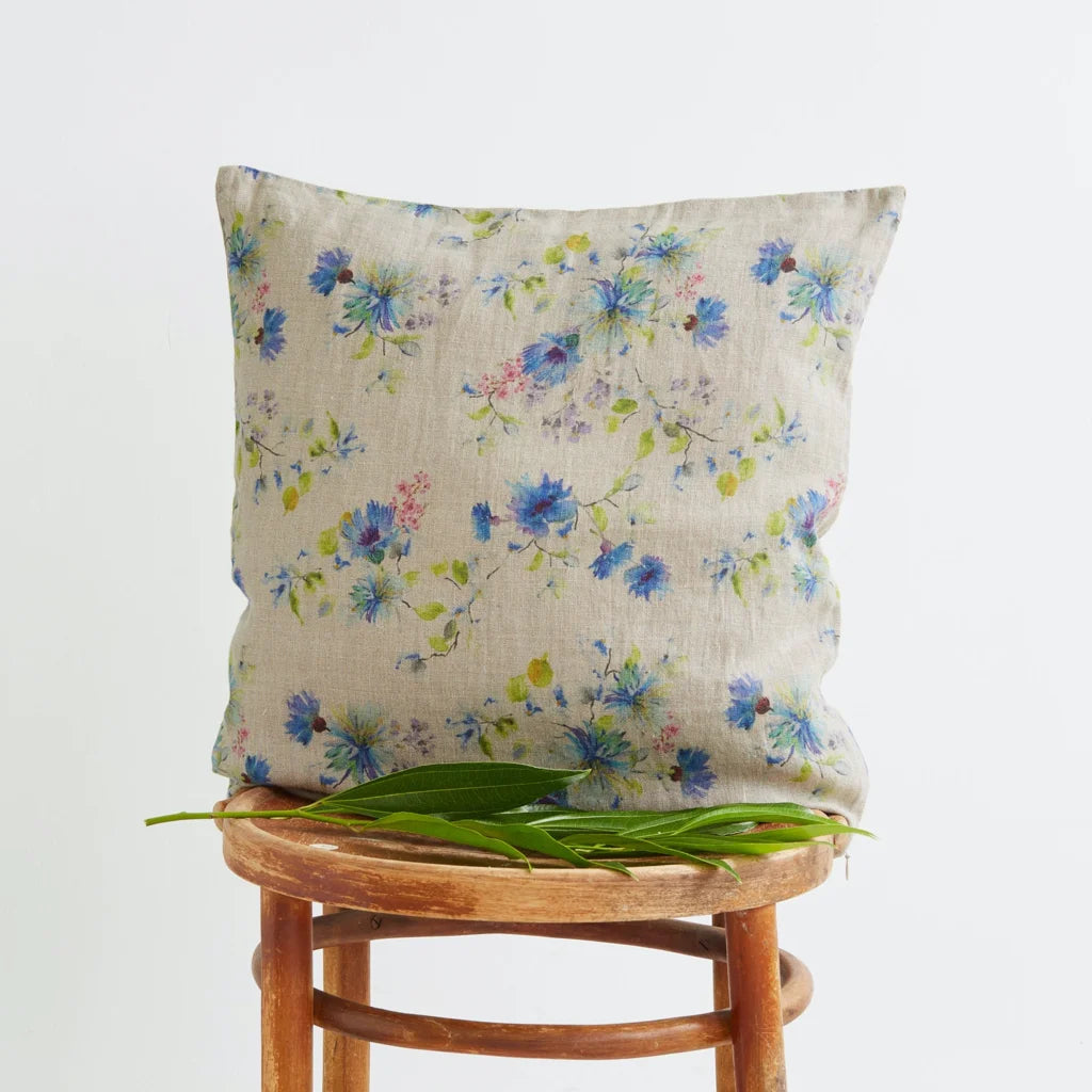 Leinen Kissenhülle Blumen in Creme+Blau Muster Blumen von Linen Tales Größe 45x45 cm