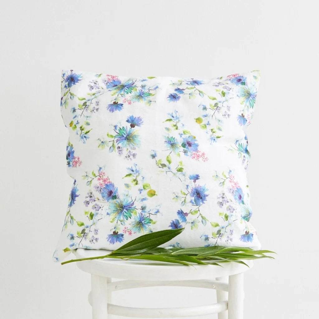 Leinen Kissenhülle Blumen in Weiß+Blau Muster Blumen von Linen Tales Größe 40x40 cm