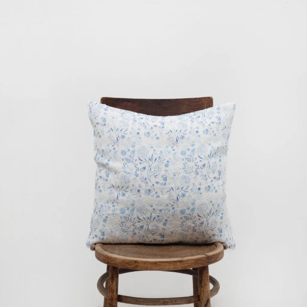 Leinen Kissenhülle Blumen in Weiß+Blau Muster Blumen von Linen Tales Größe 40x60 cm