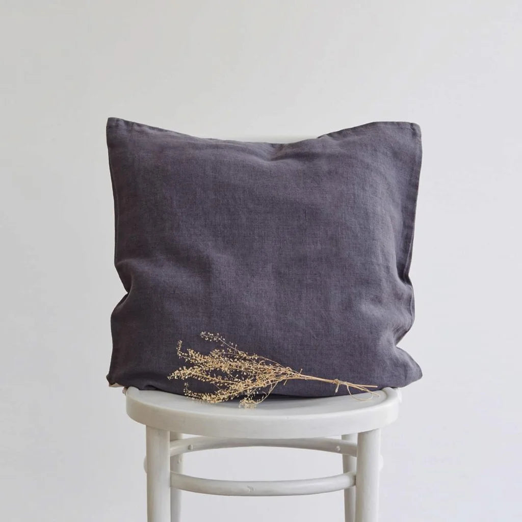 Leinen Kissenhülle in Anthrazit Grau von Linen Tales Größe 50x50 cm