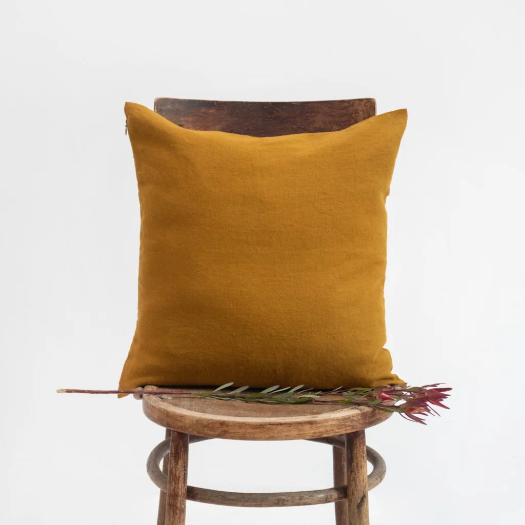 Leinen Kissenhülle in Bronze Gelb von Linen Tales Größe 40x40 cm
