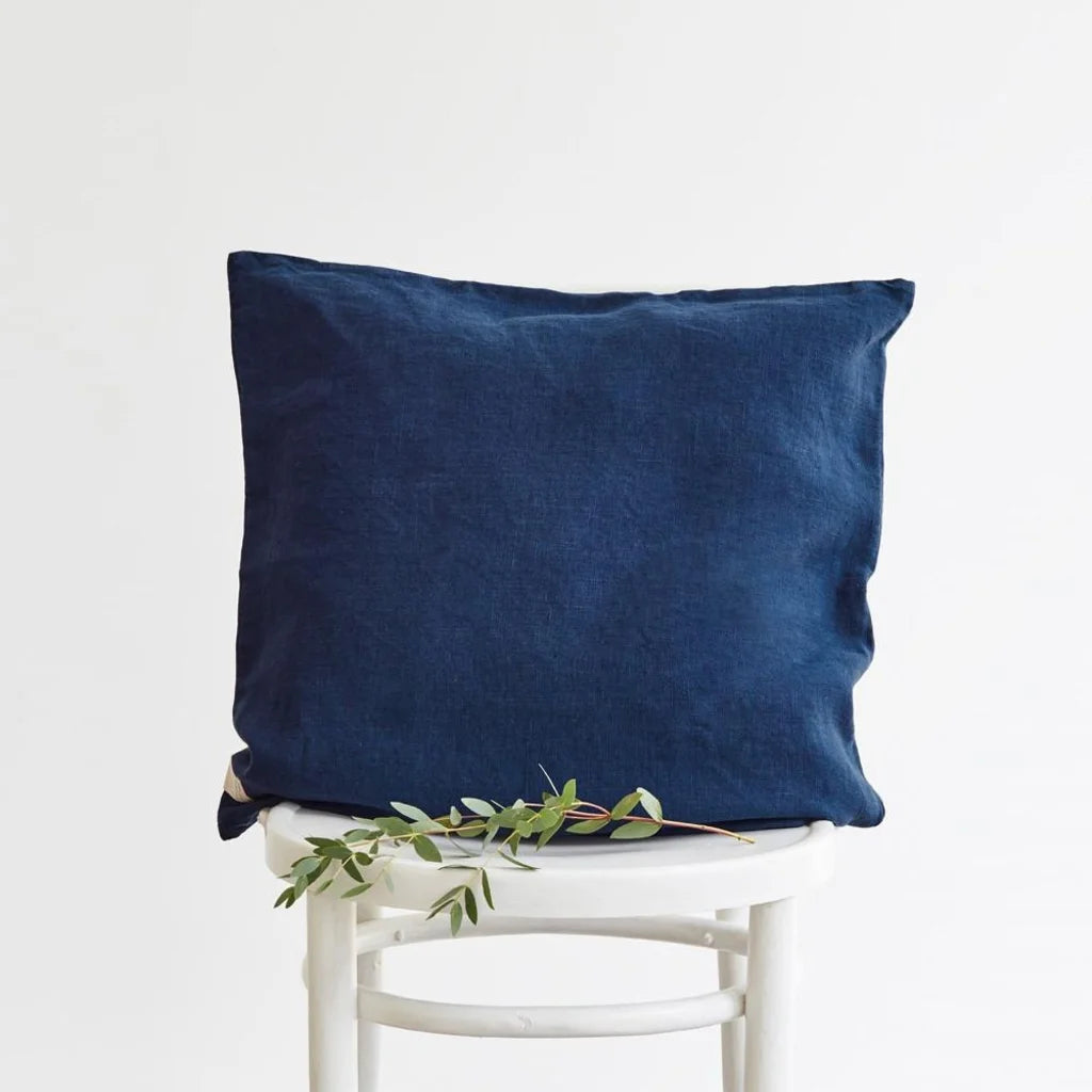 Leinen Kissenhülle in Dunkelblau Blau von Linen Tales Größe 45x45 cm