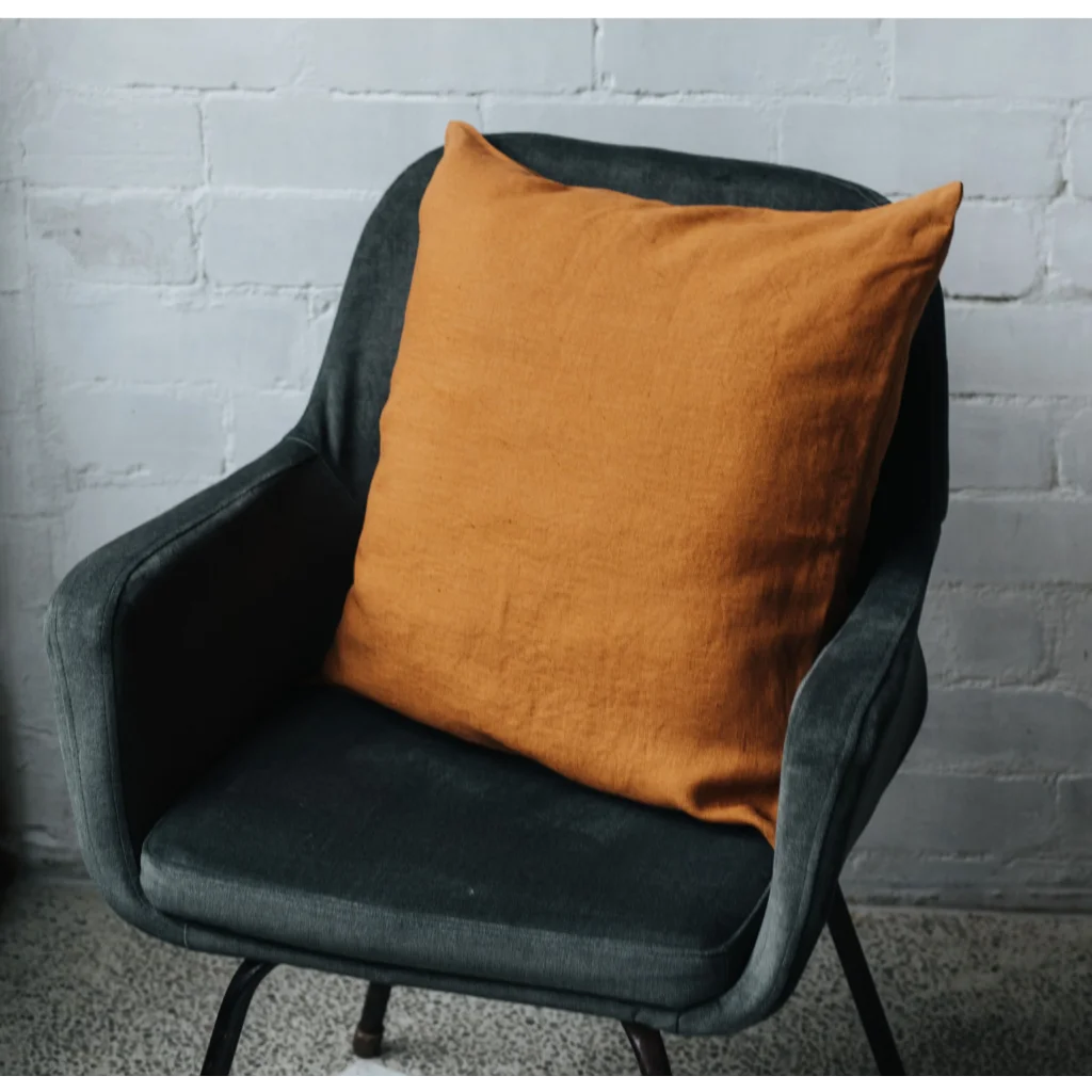 Leinen Kissenhülle in Haselnuss Braun von Linen Tales Größe 40x40 cm