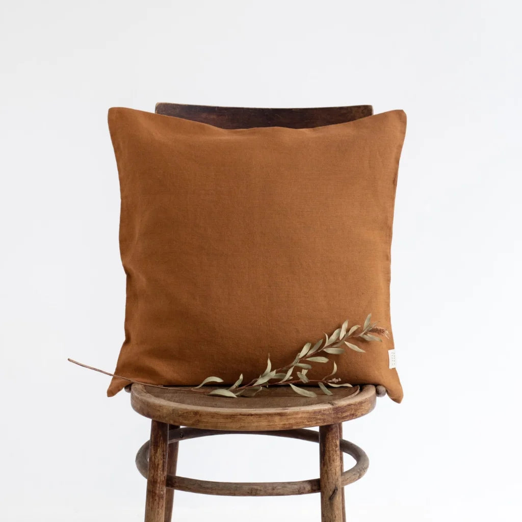 Leinen Kissenhülle in Haselnuss Braun von Linen Tales Größe 45x45 cm