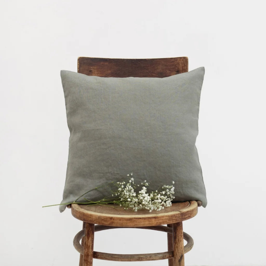Leinen Kissenhülle in Khaki Grün von Linen Tales Größe 45x45 cm