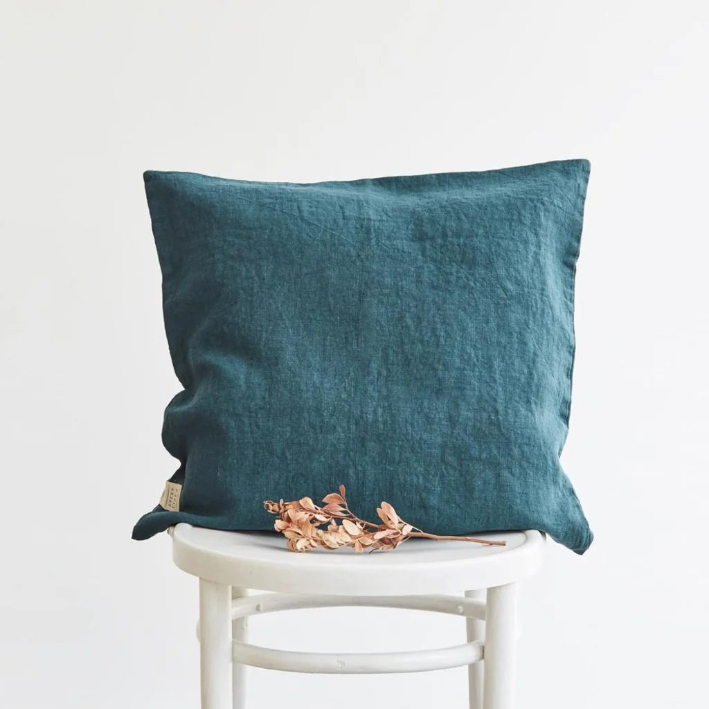 Leinen Kissenhülle in Petrol Blau von Linen Tales Größe 40x40 cm
