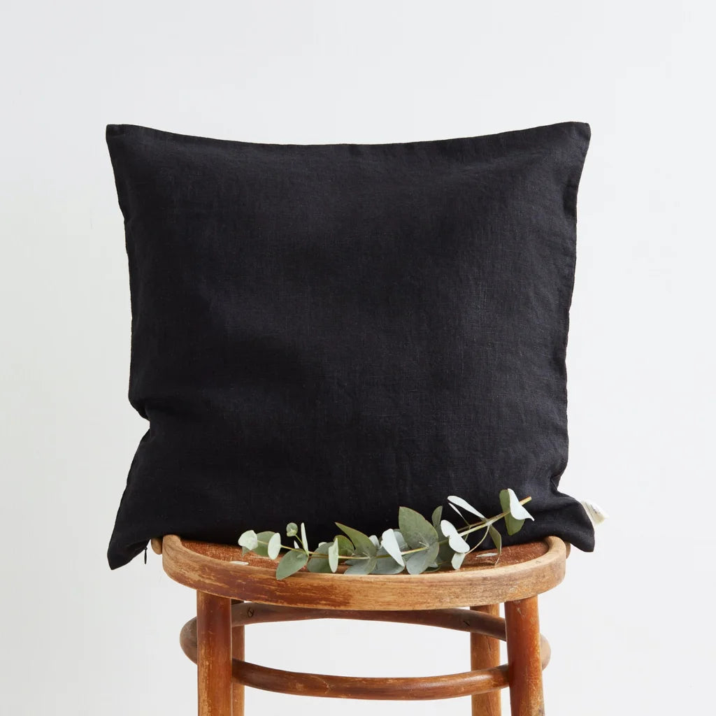 Leinen Kissenhülle in Schwarz von Linen Tales Größe 40x40 cm