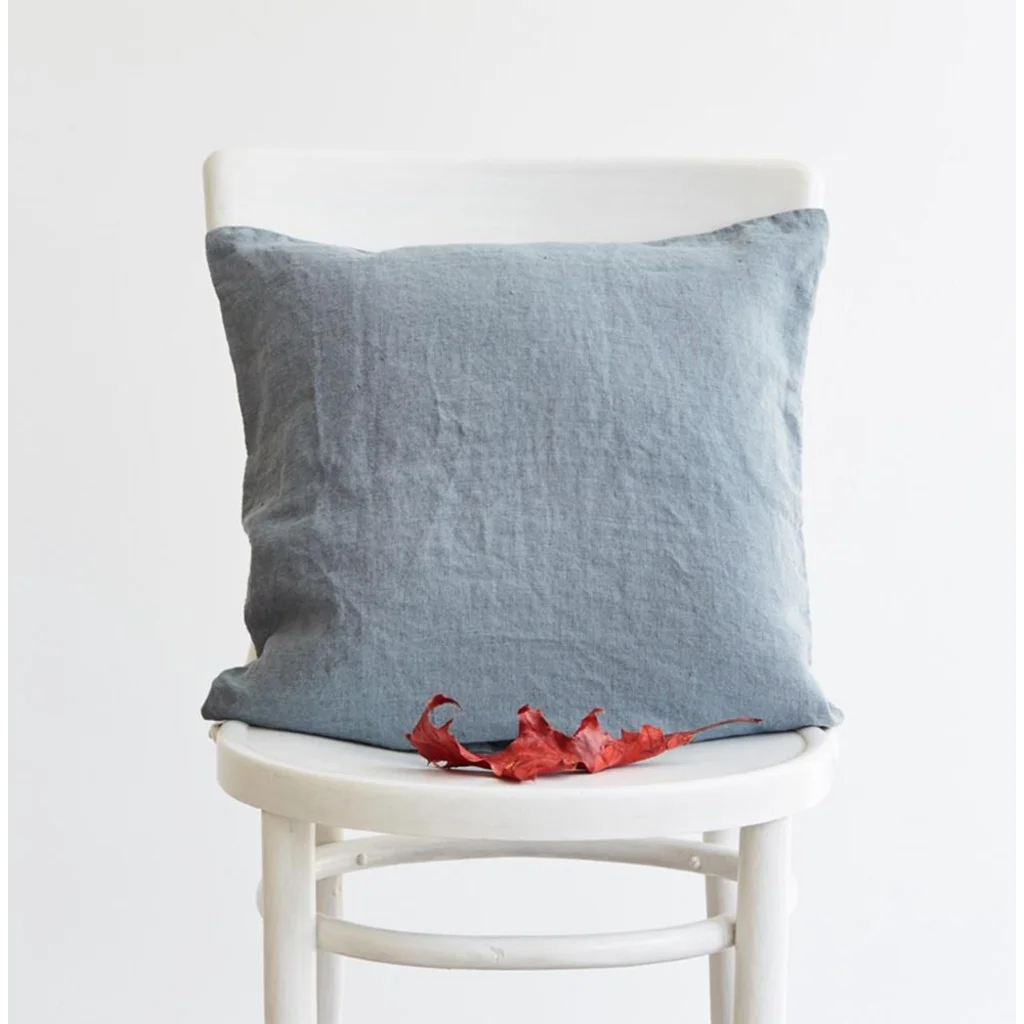 Leinen Kissenhülle in Taubenblau Blau von Linen Tales Größe 50x50 cm