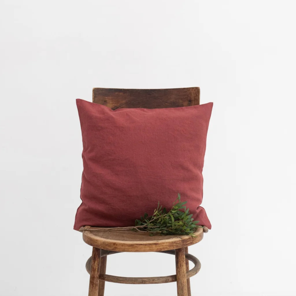 Leinen Kissenhülle in Weinrot Rot von Linen Tales Größe 50x50 cm