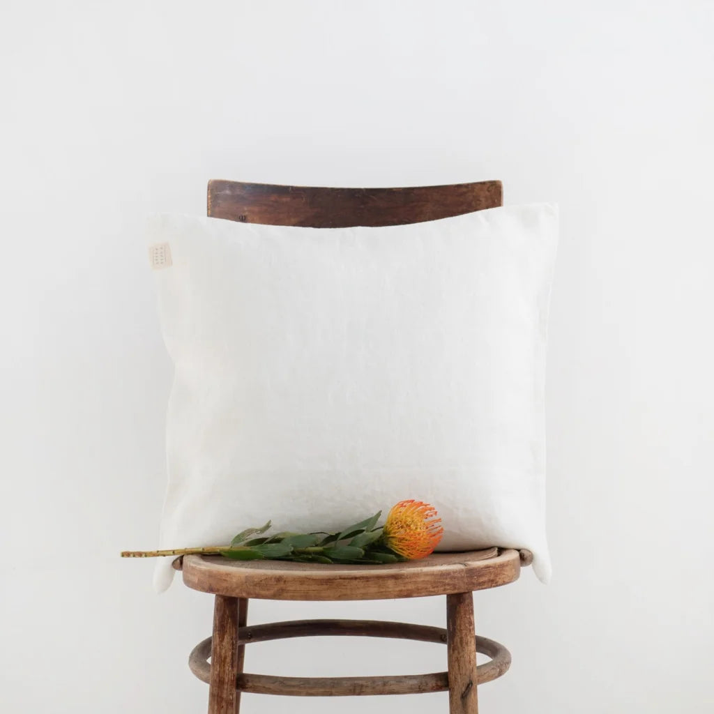 Leinen Kissenhülle in Weiß von Linen Tales Größe 45x45 cm