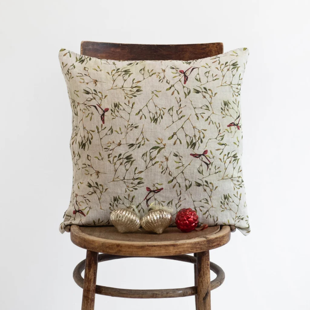 Leinen Kissenhülle Mistelzweige in Creme+Olive+Dunkelrot Creme+Grün+Rot Muster Mistelzweige von Linen Tales Größe 40x40 cm