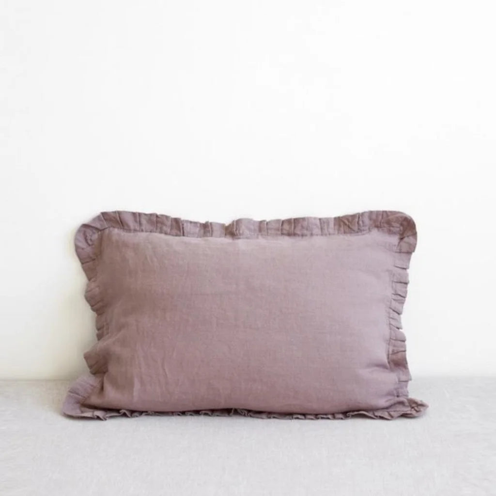 Leinen Kissenhülle mit Rüschen in Altrosa Rosa von Linen Tales Größe 40x80 cm