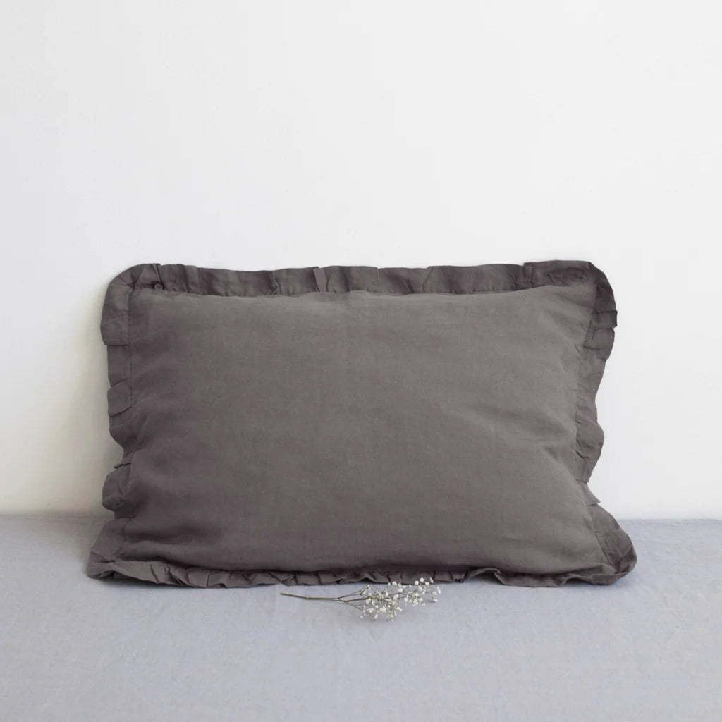 Leinen Kissenhülle mit Rüschen in Anthrazit Grau von Linen Tales Größe 80x80 cm