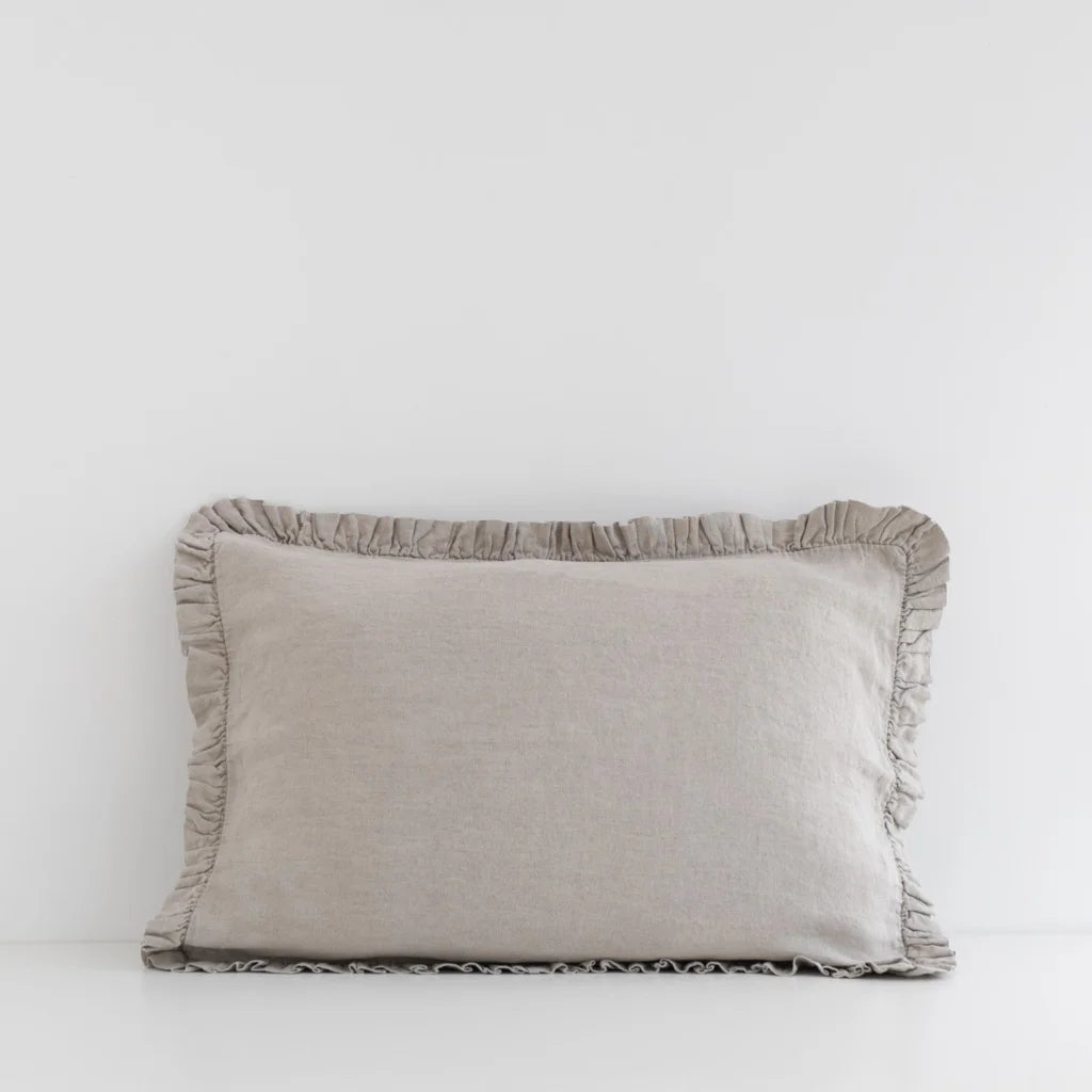 Leinen Kissenhülle mit Rüschen in Beige von Linen Tales Größe 80x80 cm
