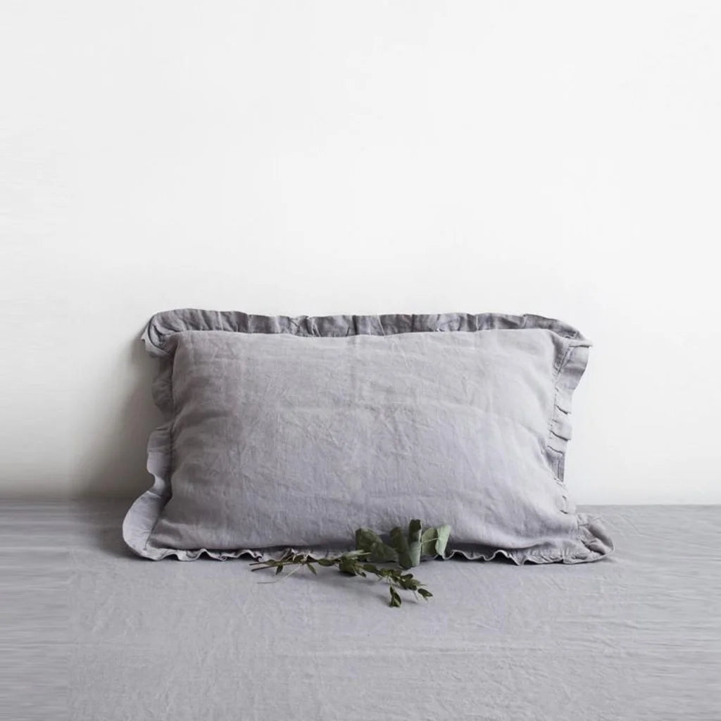 Leinen Kissenhülle mit Rüschen in Hellgrau Grau von Linen Tales Größe 50x70 cm