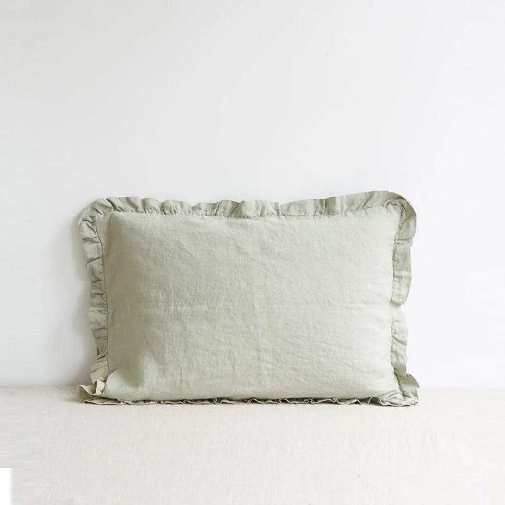 Leinen Kissenhülle mit Rüschen in Hellgrün Grün von Linen Tales Größe 65x65 cm