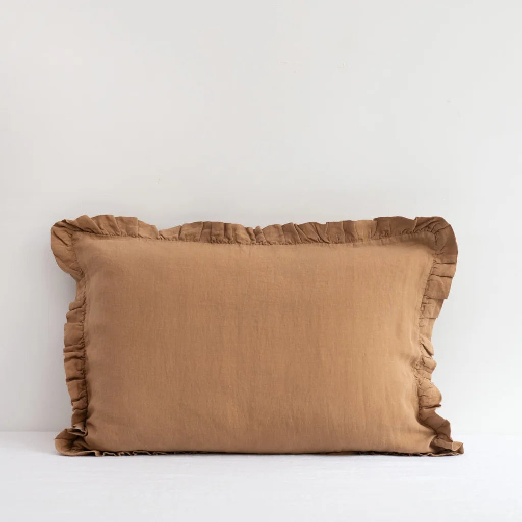 Leinen Kissenhülle mit Rüschen in Kamel Braun von Linen Tales Größe 80x80 cm