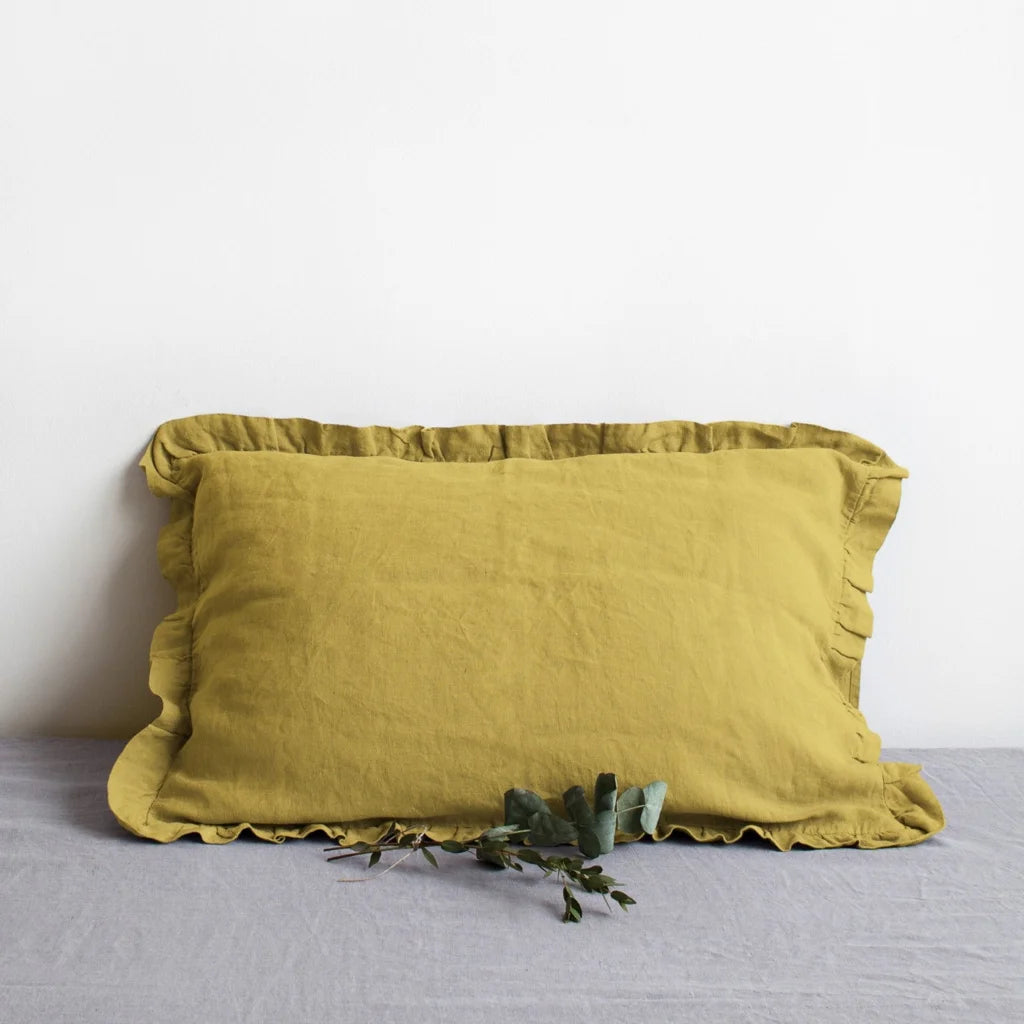 Leinen Kissenhülle mit Rüschen in Senfgelb Gelb von Linen Tales Größe 80x80 cm