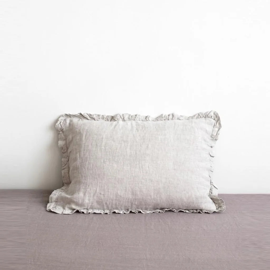 Leinen Kissenhülle mit Rüschen in Stein Grau von Linen Tales Größe 65x65 cm