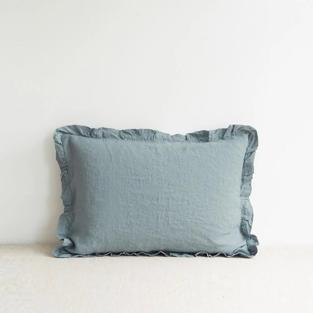Leinen Kissenhülle mit Rüschen in Taubenblau Blau von Linen Tales Größe 80x80 cm