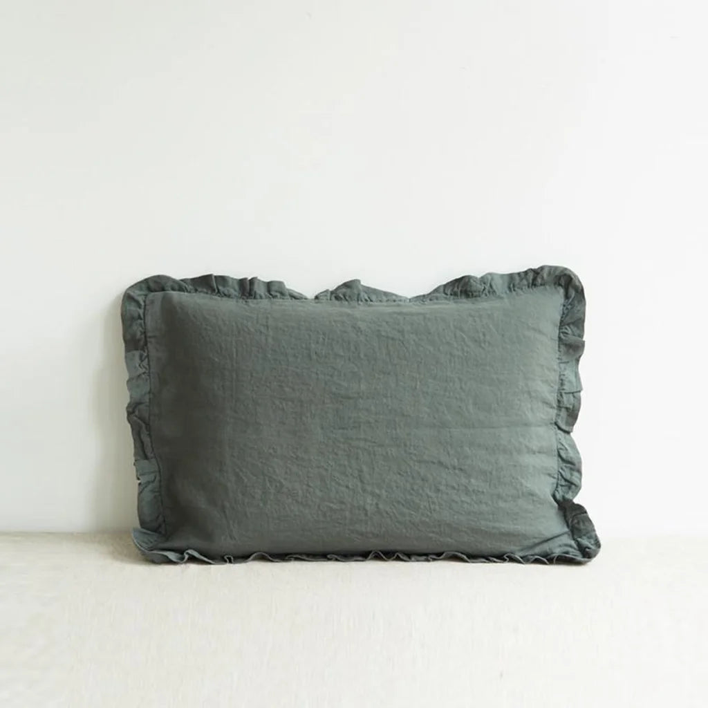 Leinen Kissenhülle mit Rüschen in Waldgrün Grün von Linen Tales Größe 80x80 cm