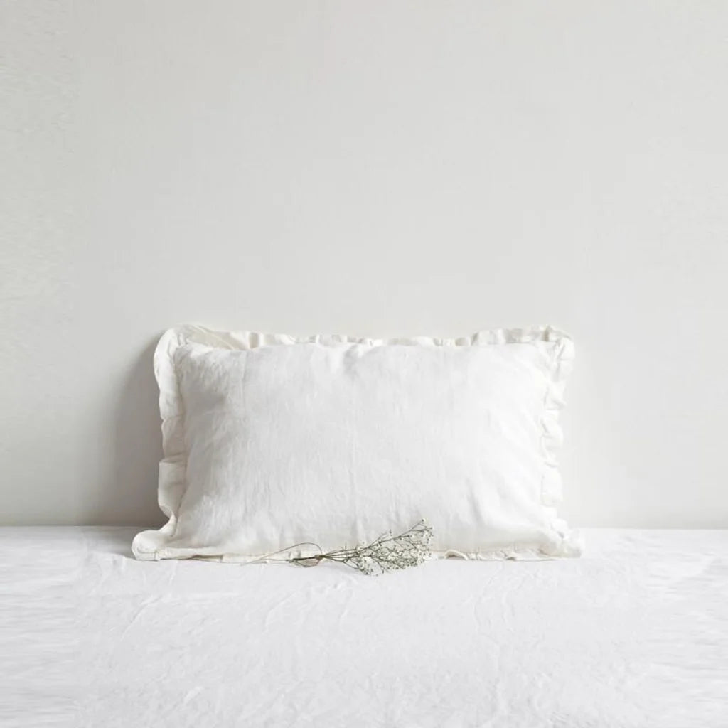 Leinen Kissenhülle mit Rüschen in Weiß von Linen Tales Größe 80x80 cm