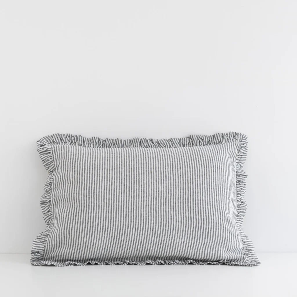 Leinen Kissenhülle Streifen mit Rüschen in Weiß+Anthrazit Weiß+Grau Muster Streifen von Linen Tales Größe 80x80 cm