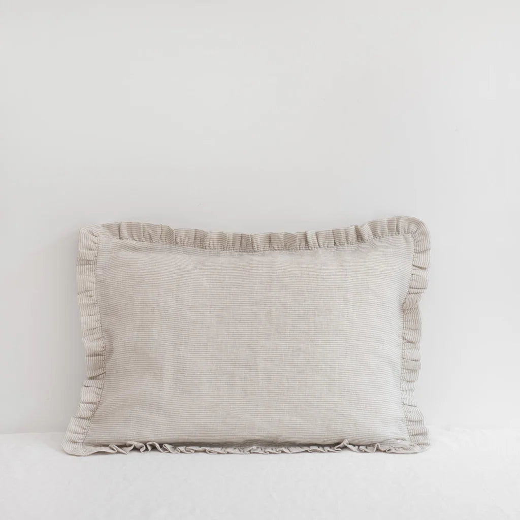 Leinen Kissenhülle Streifen mit Rüschen in Weiß+Creme Muster Streifen von Linen Tales Größe 40x60 cm