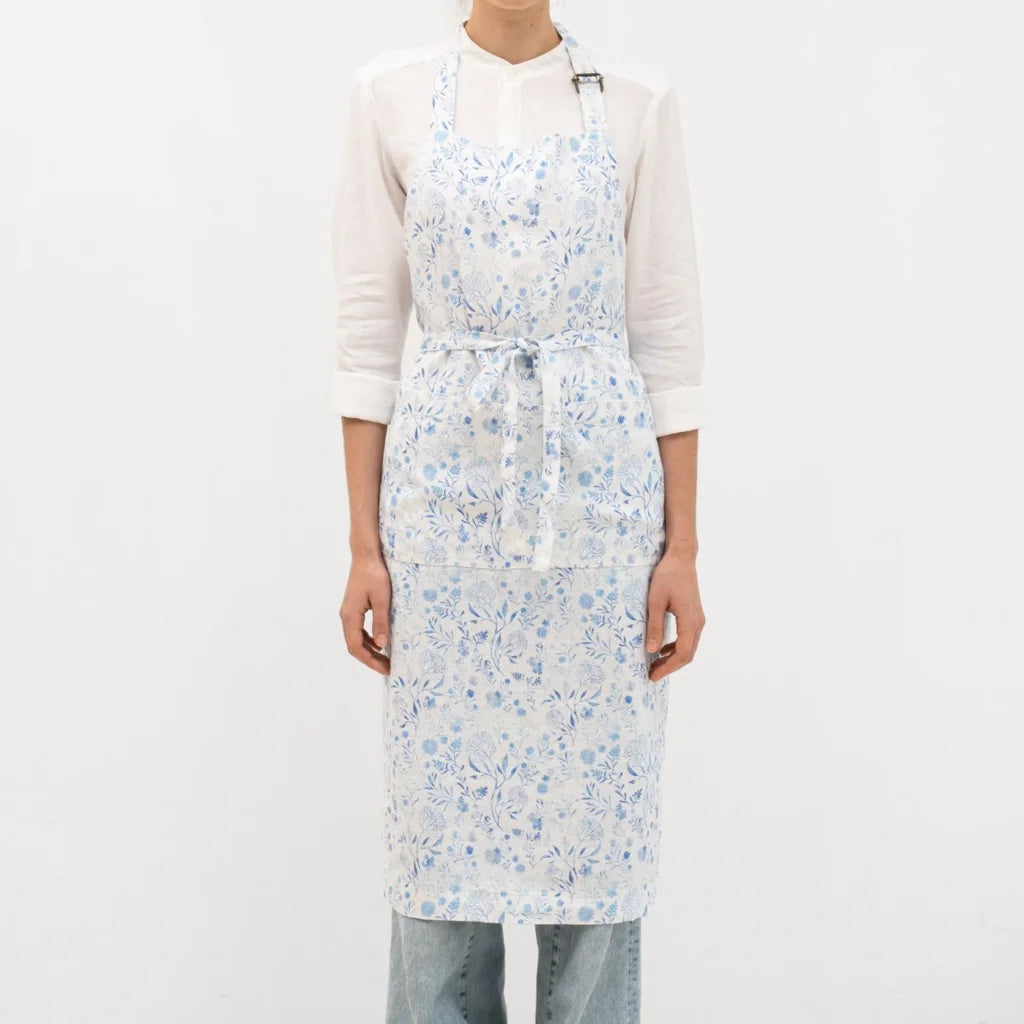 Leinen Kochschürze Blumen in Weiß+Blau Muster Blumen von Linen Tales Größe 100 cm breit+ 98 cm lang