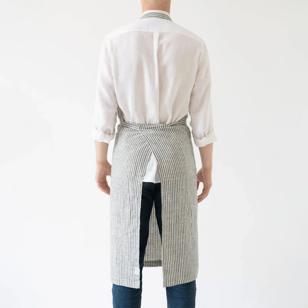 Leinen Kochschürze Streifen in Weiß+Anthrazit Weiß+Grau Muster Streifen von Linen Tales Größe 100 cm breit+ 98 cm lang