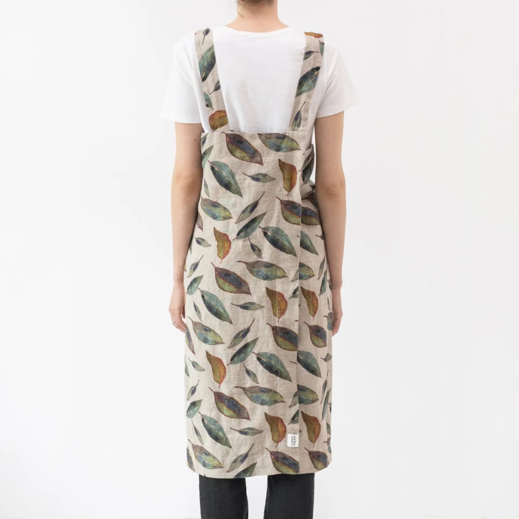 Leinen Pinafore-Schürze Blätter in Creme+Grün+Orange Muster Blätter von Linen Tales Größe 114 cm breit+ 83 cm lang