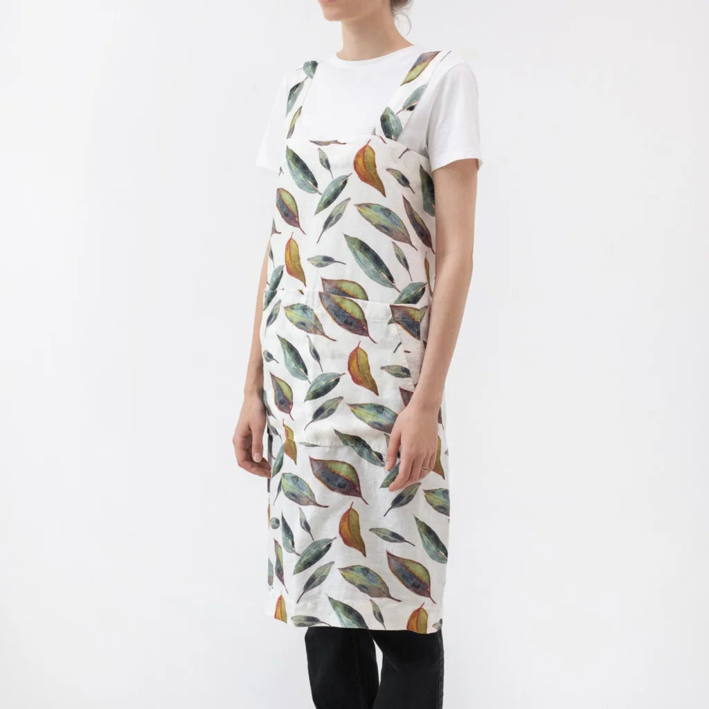 Leinen Pinafore-Schürze Blätter in Weiß+Grün+Orange Muster Blätter von Linen Tales Größe 114 cm breit+ 83 cm lang