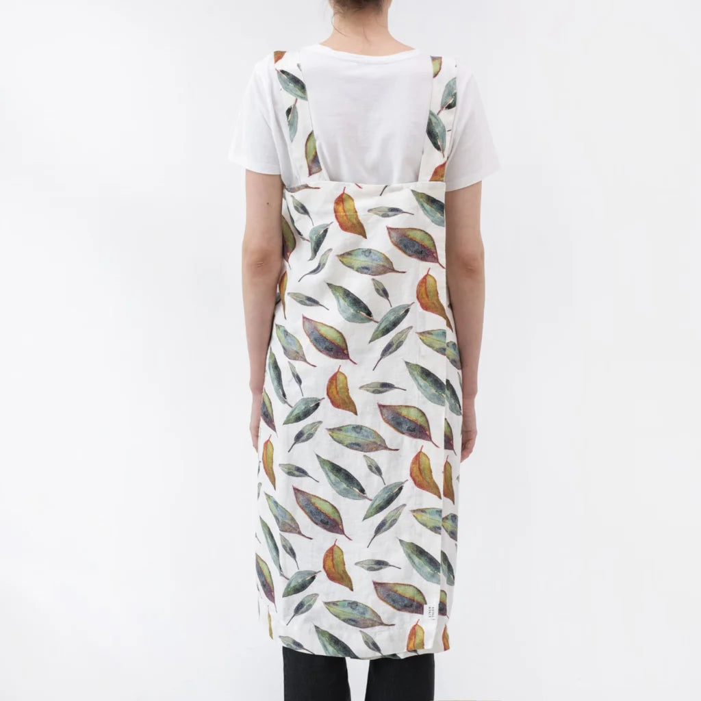 Leinen Pinafore-Schürze Blätter in Weiß+Grün+Orange Muster Blätter von Linen Tales Größe 114 cm breit+ 83 cm lang