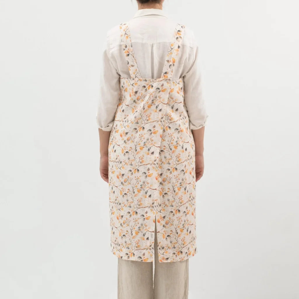 Leinen Pinafore-Schürze Blätter in Weiß+Orange+Grau Muster Blätter von Linen Tales Größe 114 cm breit+ 83 cm lang
