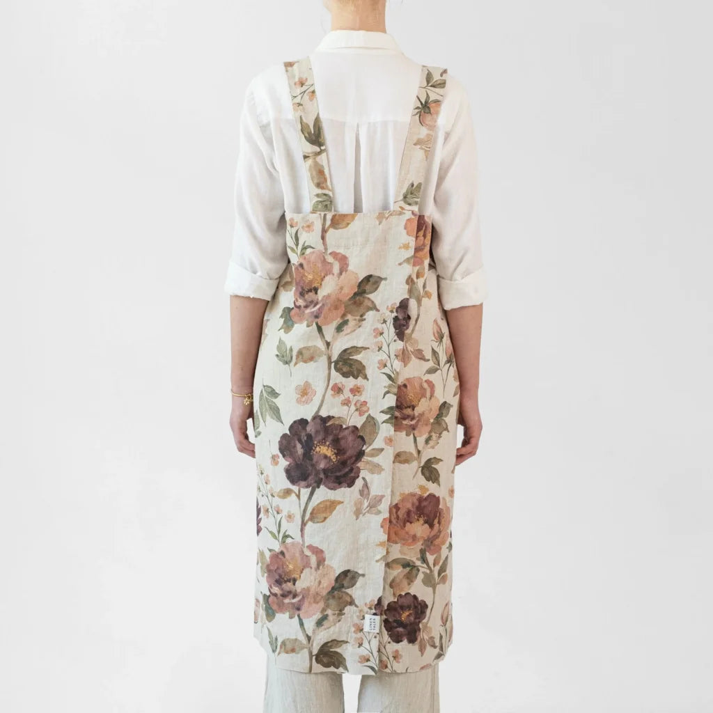 Leinen Pinafore-Schürze Blumen in Creme+Aubergine+Olive Creme+Beere+Grün Muster Blumen von Linen Tales Größe 114 cm breit+ 83 cm lang