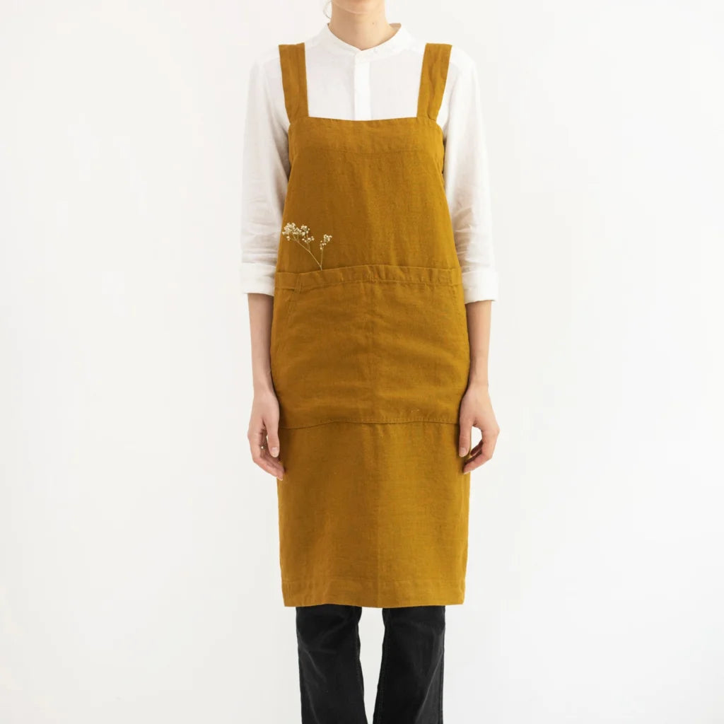 Leinen Pinafore-Schürze in Bronze Gelb von Linen Tales Größe 114 cm breit+ 83 cm lang