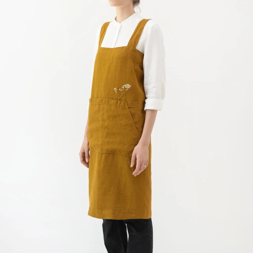 Leinen Pinafore-Schürze in Bronze Gelb von Linen Tales Größe 114 cm breit+ 83 cm lang