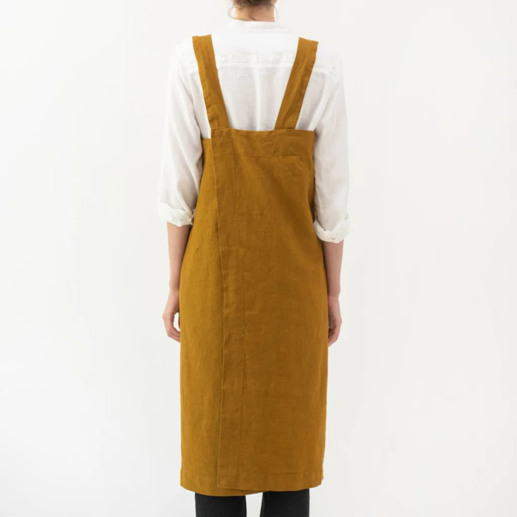 Leinen Pinafore-Schürze in Bronze Gelb von Linen Tales Größe 114 cm breit+ 83 cm lang