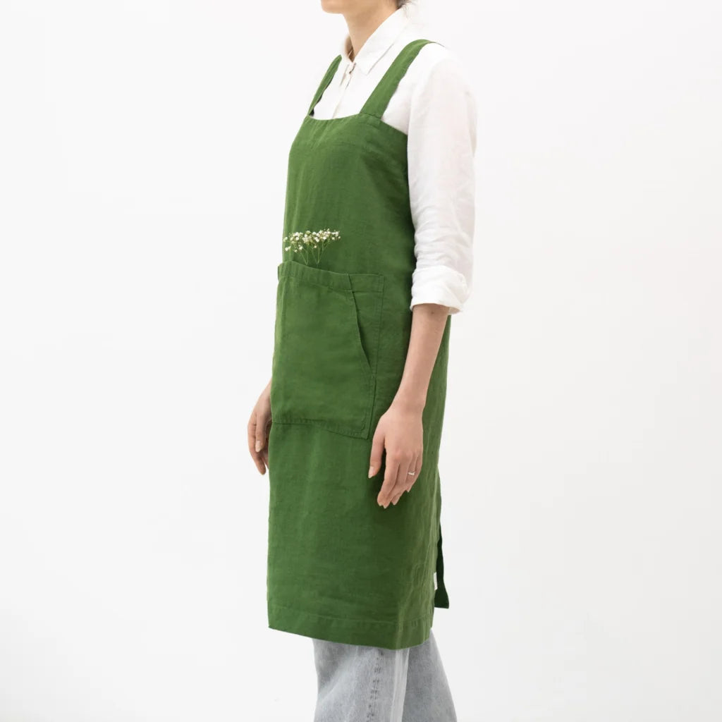 Leinen Pinafore-Schürze in Grün von Linen Tales Größe 114 cm breit+ 83 cm lang