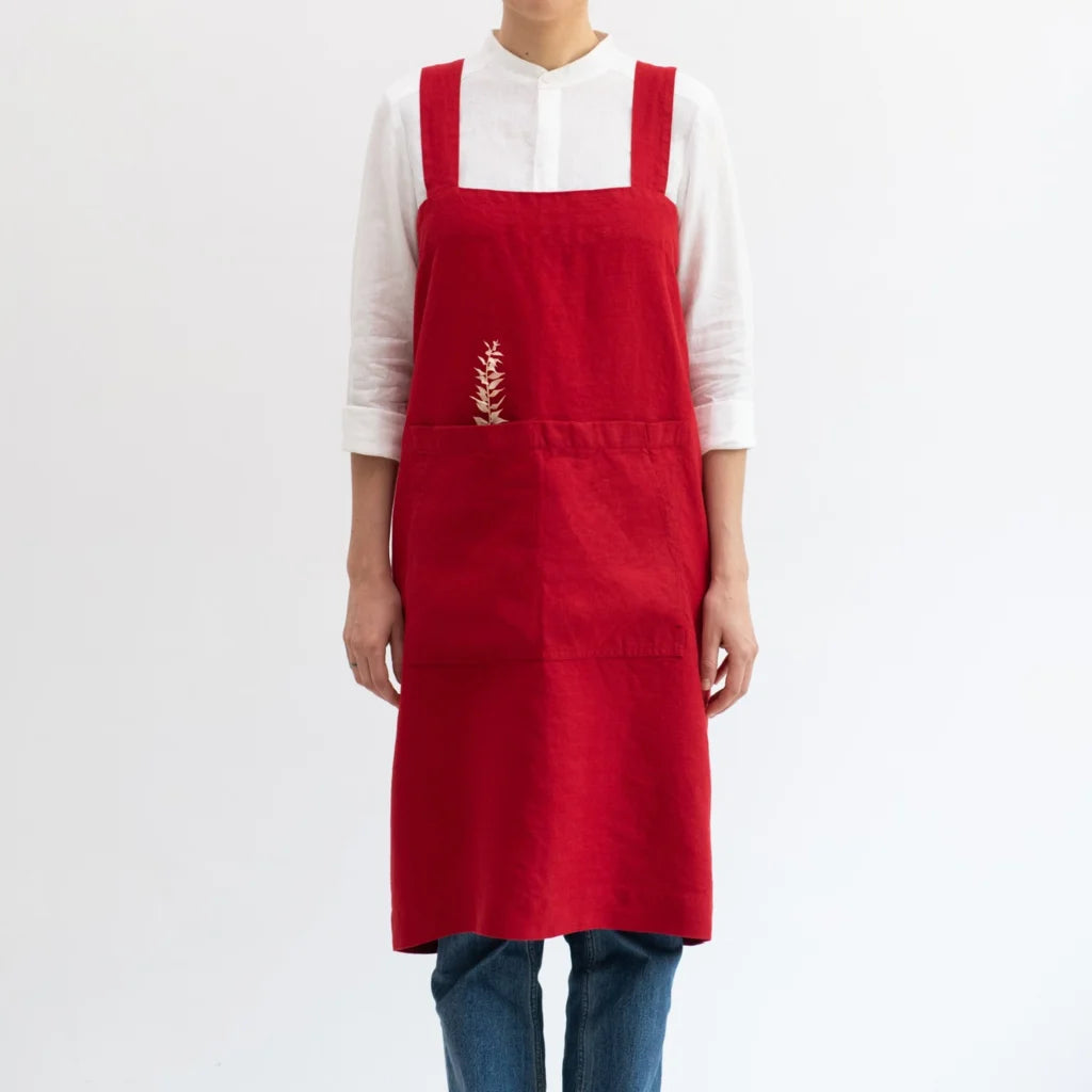 Leinen Pinafore-Schürze in Rot von Linen Tales Größe 114 cm breit+ 83 cm lang