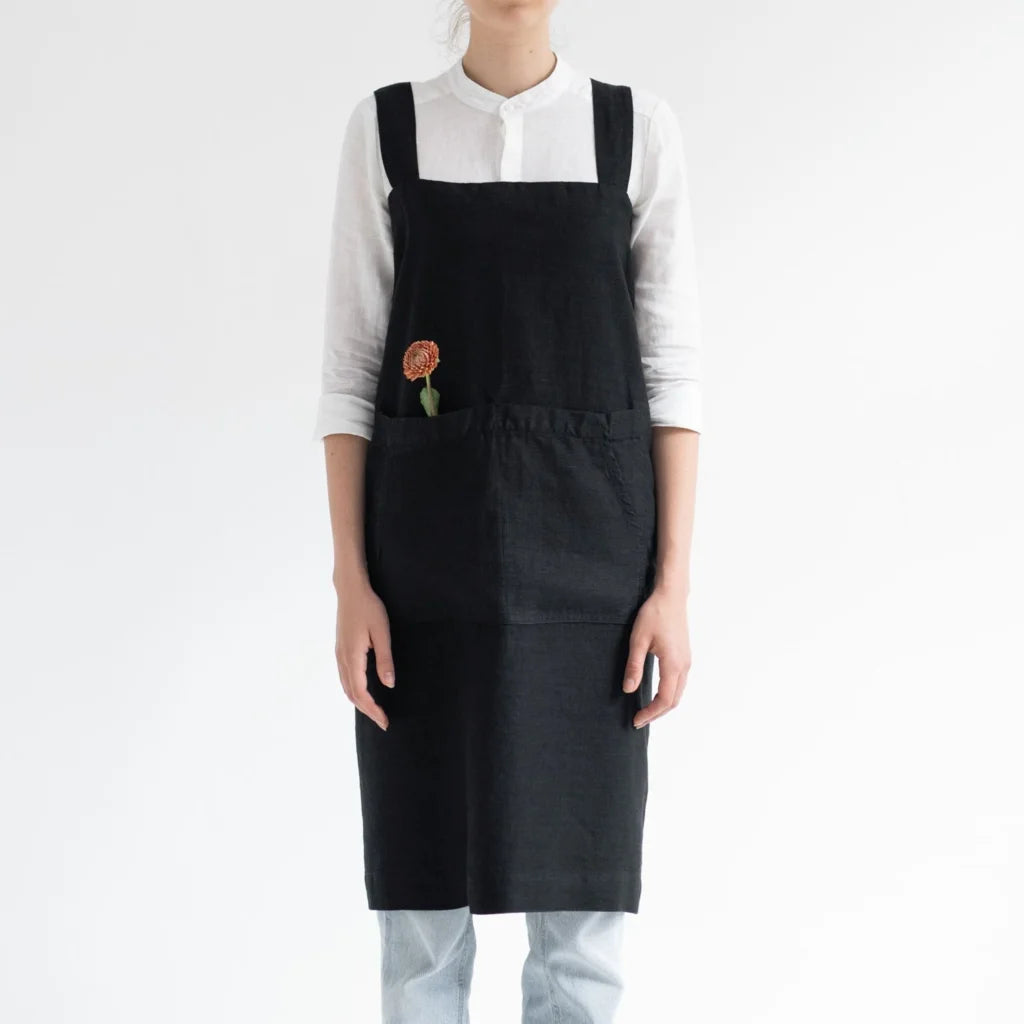 Leinen Pinafore-Schürze in Schwarz von Linen Tales Größe 114 cm breit+ 83 cm lang