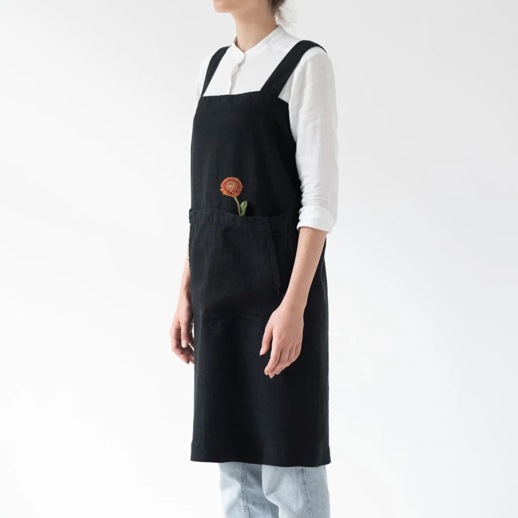 Leinen Pinafore-Schürze in Schwarz von Linen Tales Größe 114 cm breit+ 83 cm lang