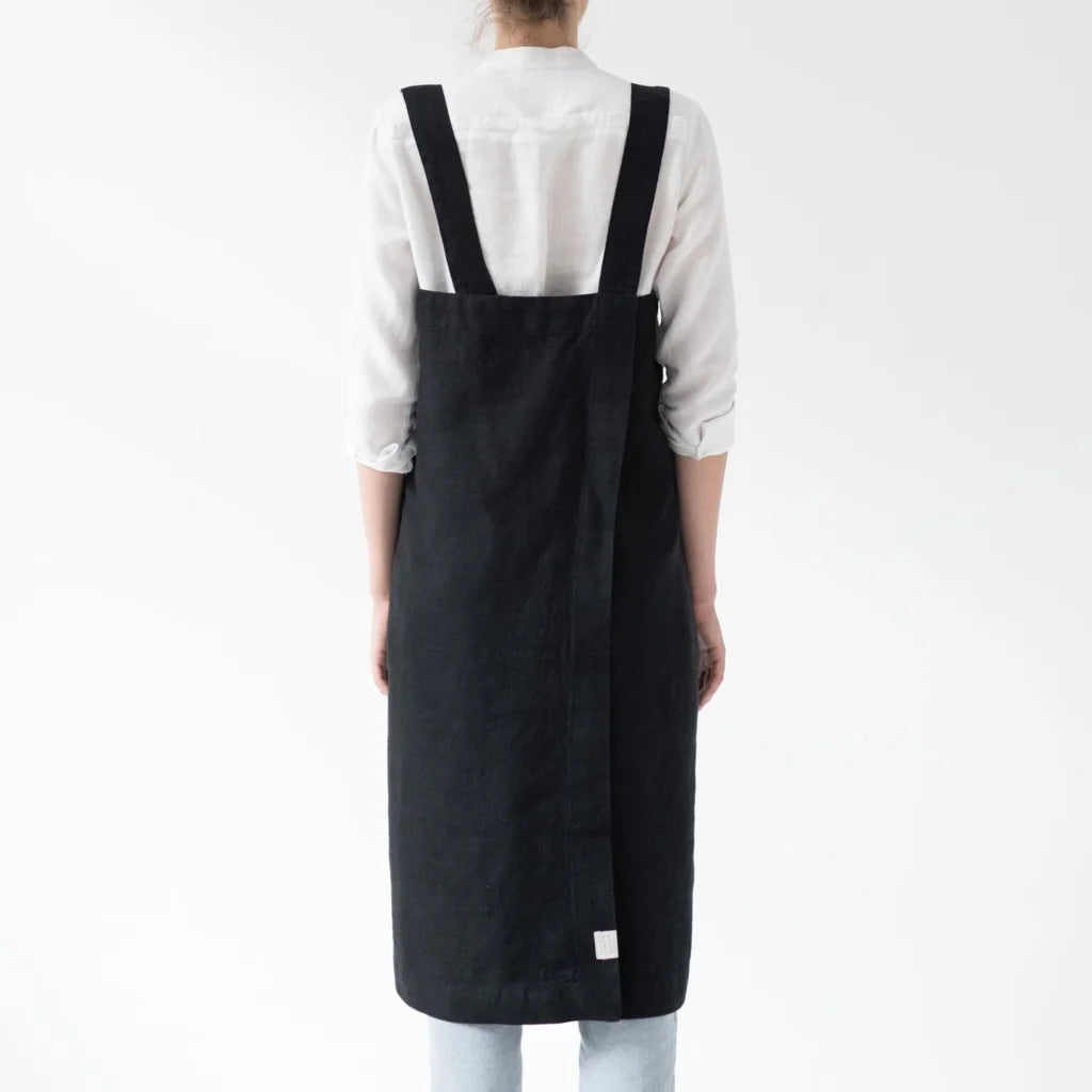 Leinen Pinafore-Schürze in Schwarz von Linen Tales Größe 114 cm breit+ 83 cm lang