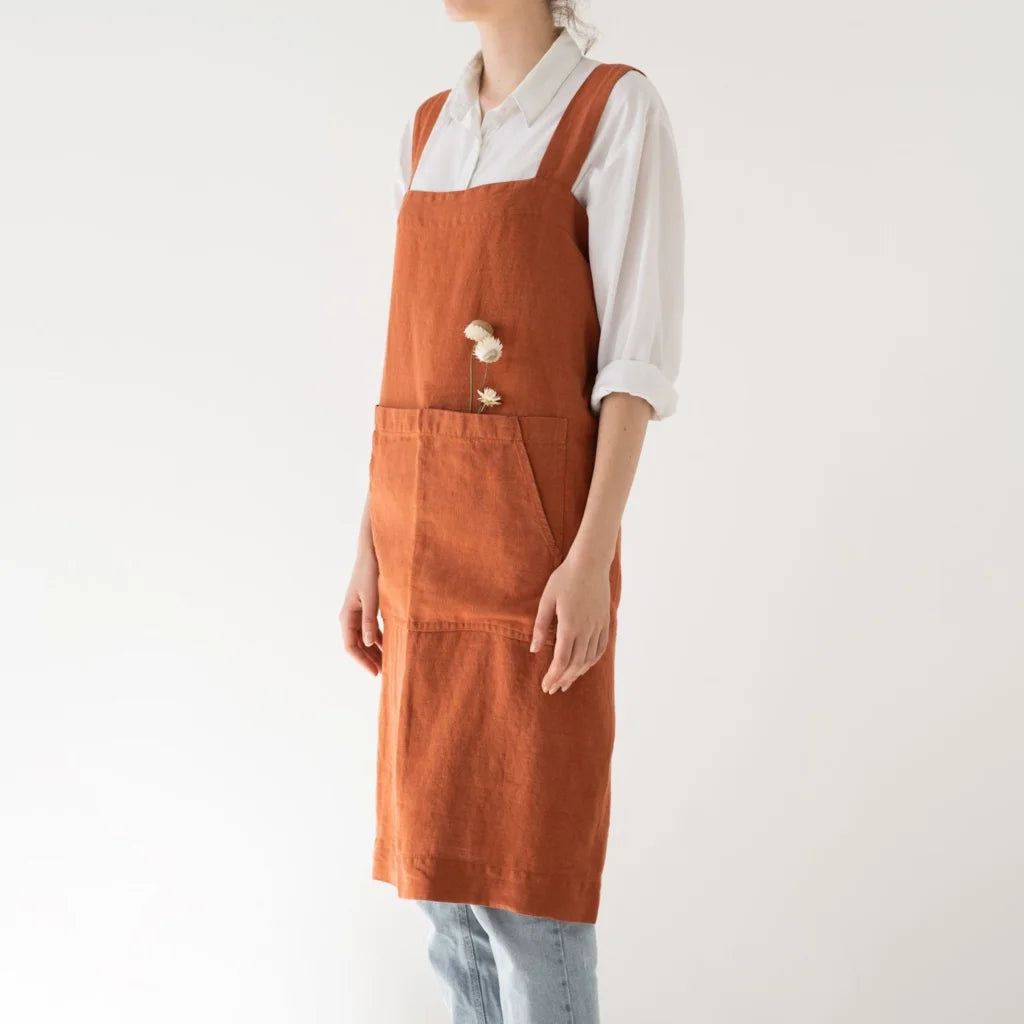 Leinen Pinafore-Schürze in Terra Orange von Linen Tales Größe 114 cm breit+ 83 cm lang