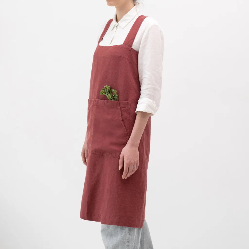 Leinen Pinafore-Schürze in Weinrot Rot von Linen Tales Größe 114 cm breit+ 83 cm lang